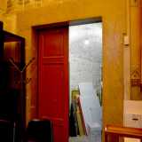 Il parrocco ci conduce ora in un luogo off-limits per i fedeli: il caveau. Superata una soglia in legno massiccio e sceso qualche scalino...